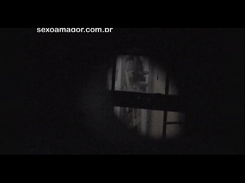 ❤️ ブロンドが空洞のレンガの後ろに隠れた近所の盗撮犯に密かにビデオ撮影される ❌ ポルノ ❌️